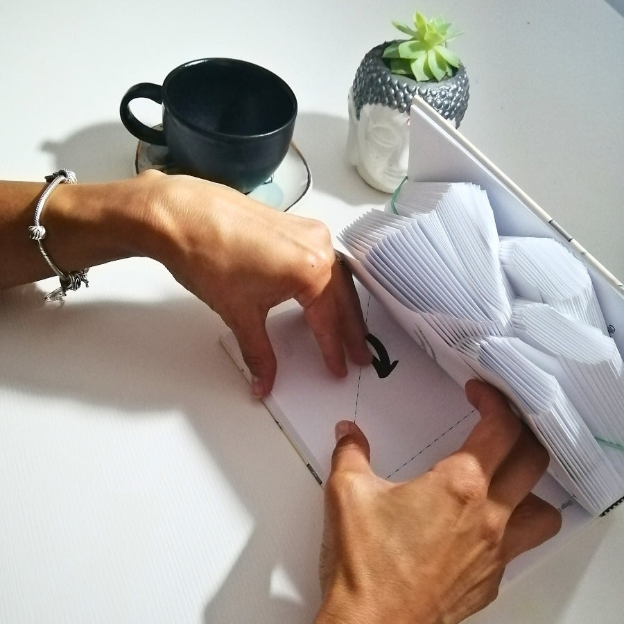 Book Folding Art For Everyone. ‘Doggy Footprint’. $19,9 USD